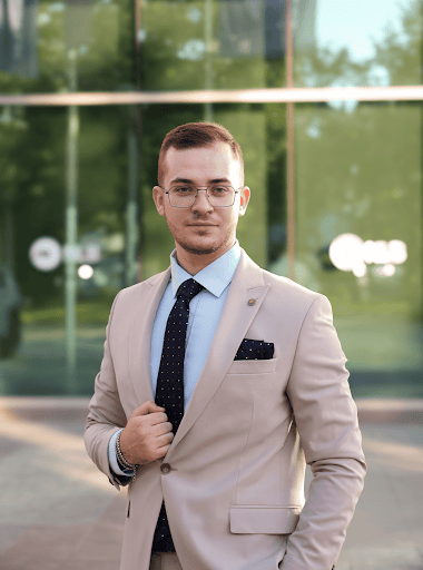 Kristijan Popovski in a light suit outdoors